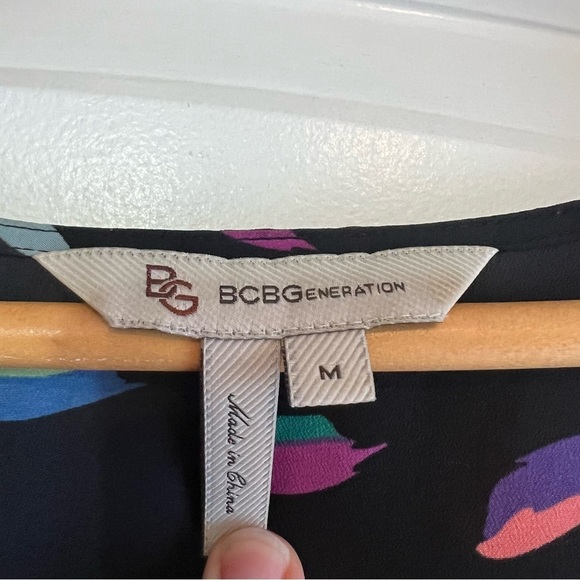 BCBG Generation printed short sleeve v-neck blouse - Picture 6 of 7